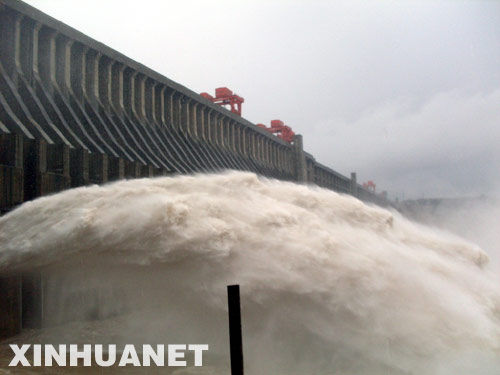 暴雨灾情:长江沿线十省市1830万人遭遇洪灾