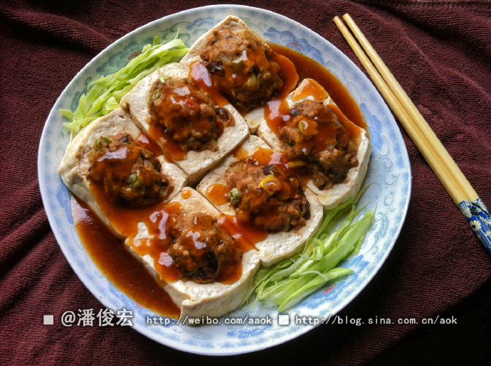 潘俊宏纯素食菜谱:鲜蒸酿豆腐。糖醋西红柿豆泡。甘香板栗腐竹汤。(微博整理)